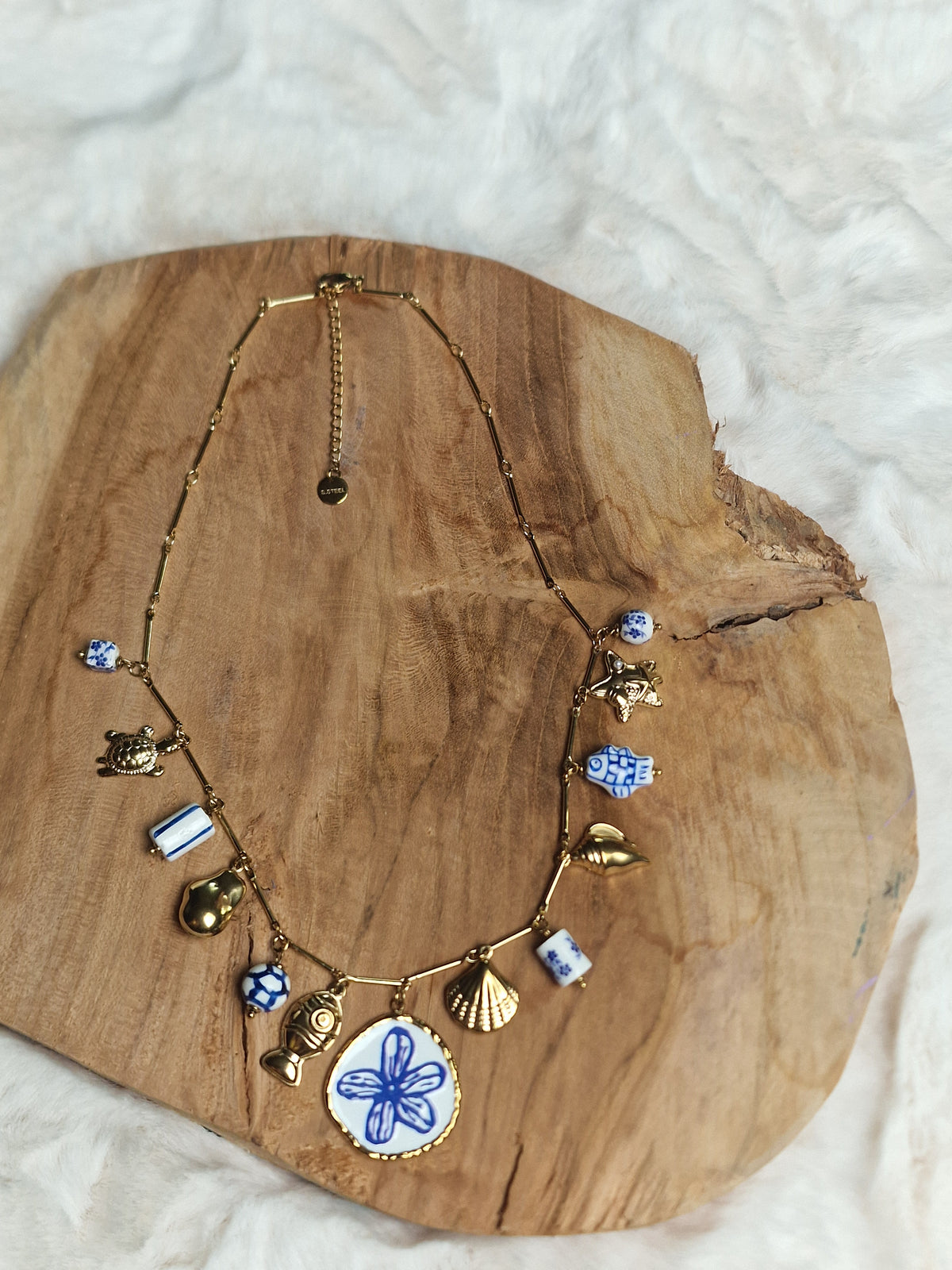 Collier à breloque en faïence bleue et blanche