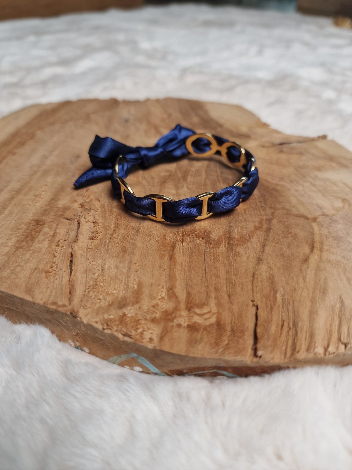 Bracelet manchette à mailles marines et ruban bleu nuit
