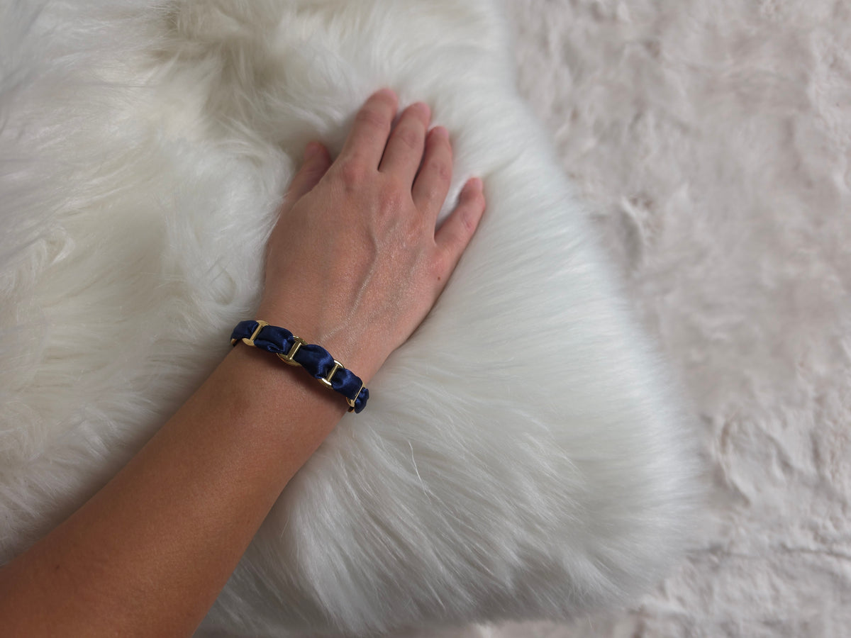 Bracelet manchette à mailles marines et ruban bleu nuit