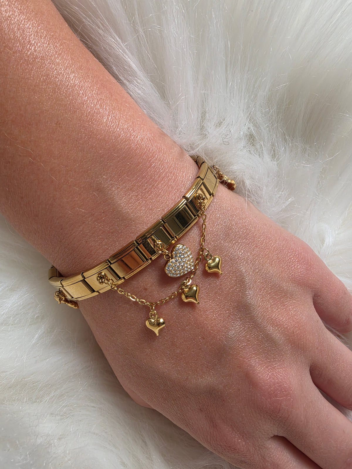Bracelet à maille italienne dorée, cœurs et strass