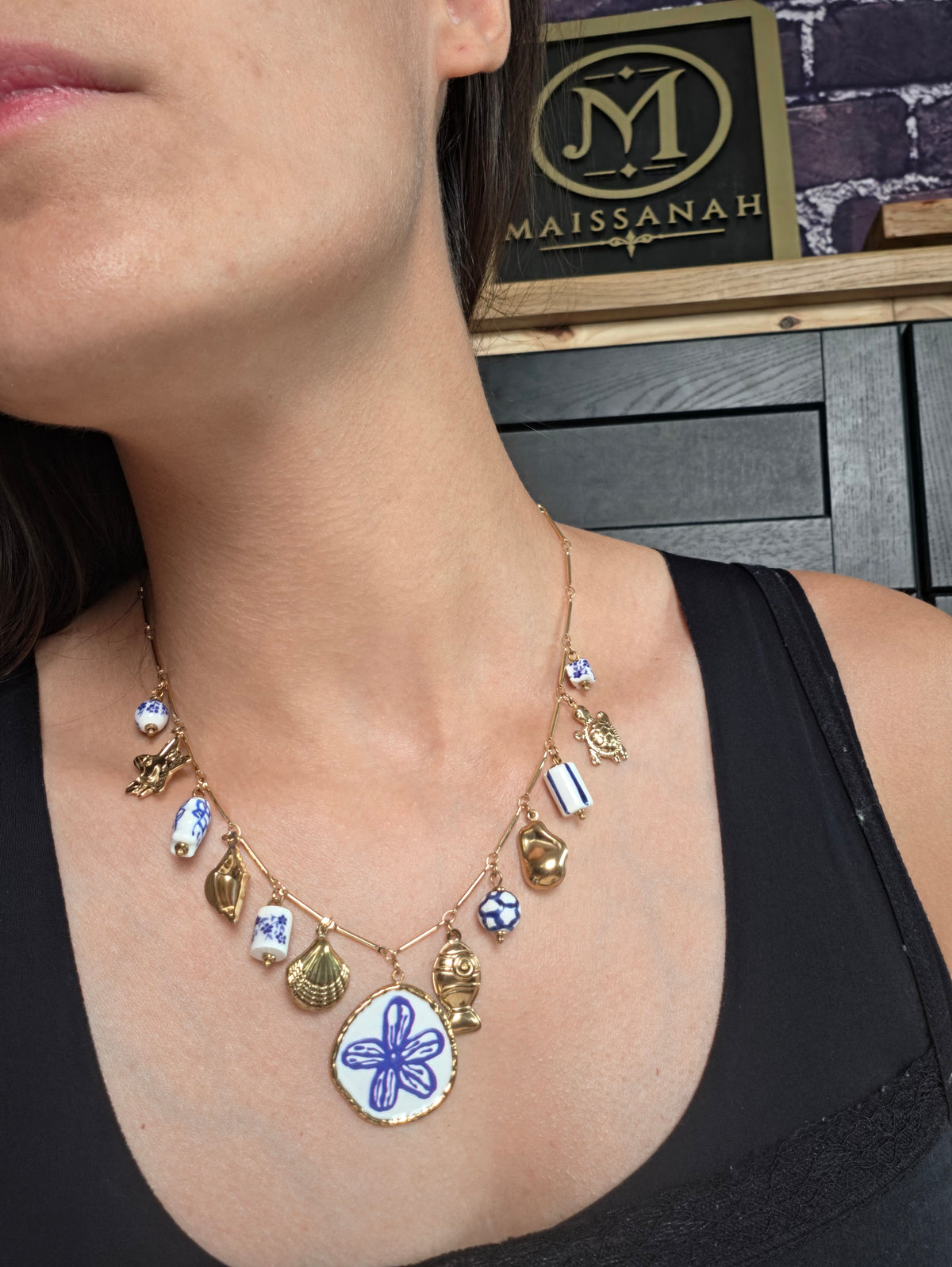 Collier à breloque en faïence bleue et blanche