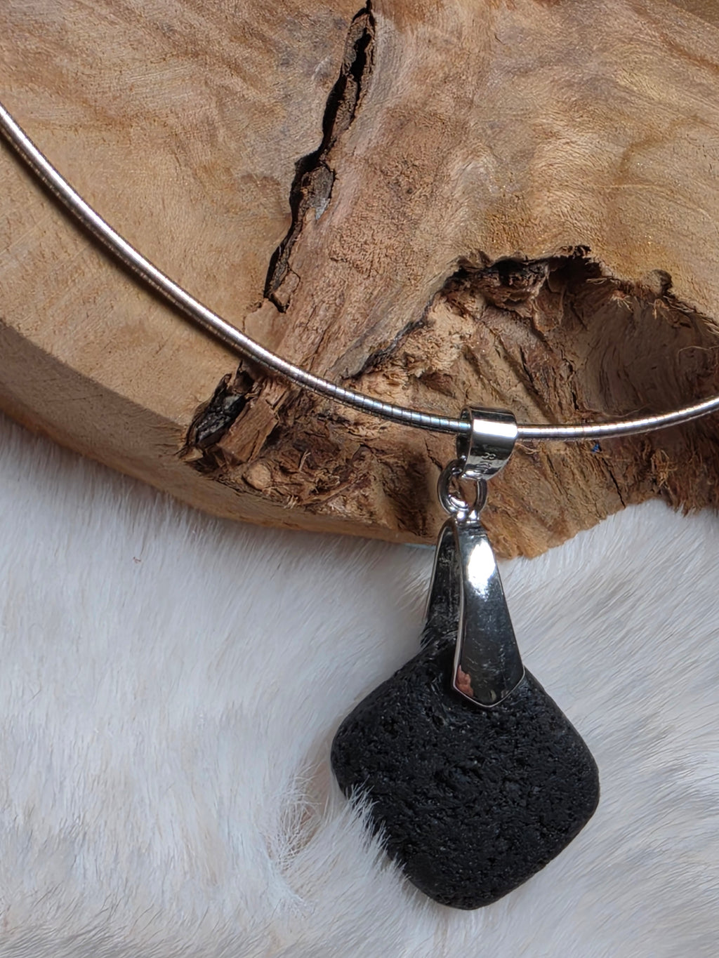 Collier diffuseur d’huiles essentielles en pierre volcanique (collection entre terre et verre)