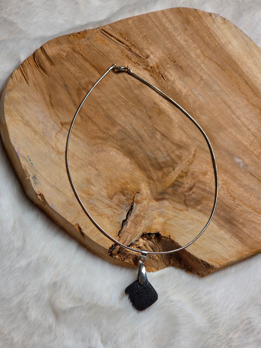 Collier diffuseur d’huiles essentielles en pierre volcanique (collection entre terre et verre)