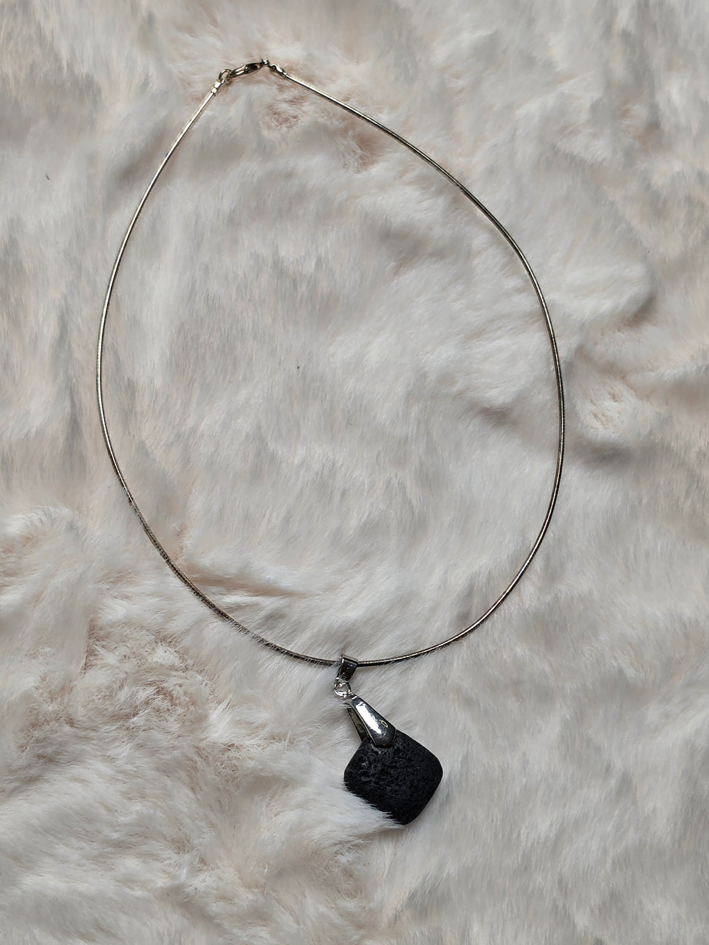 Collier diffuseur d’huiles essentielles en pierre volcanique (collection entre terre et verre)