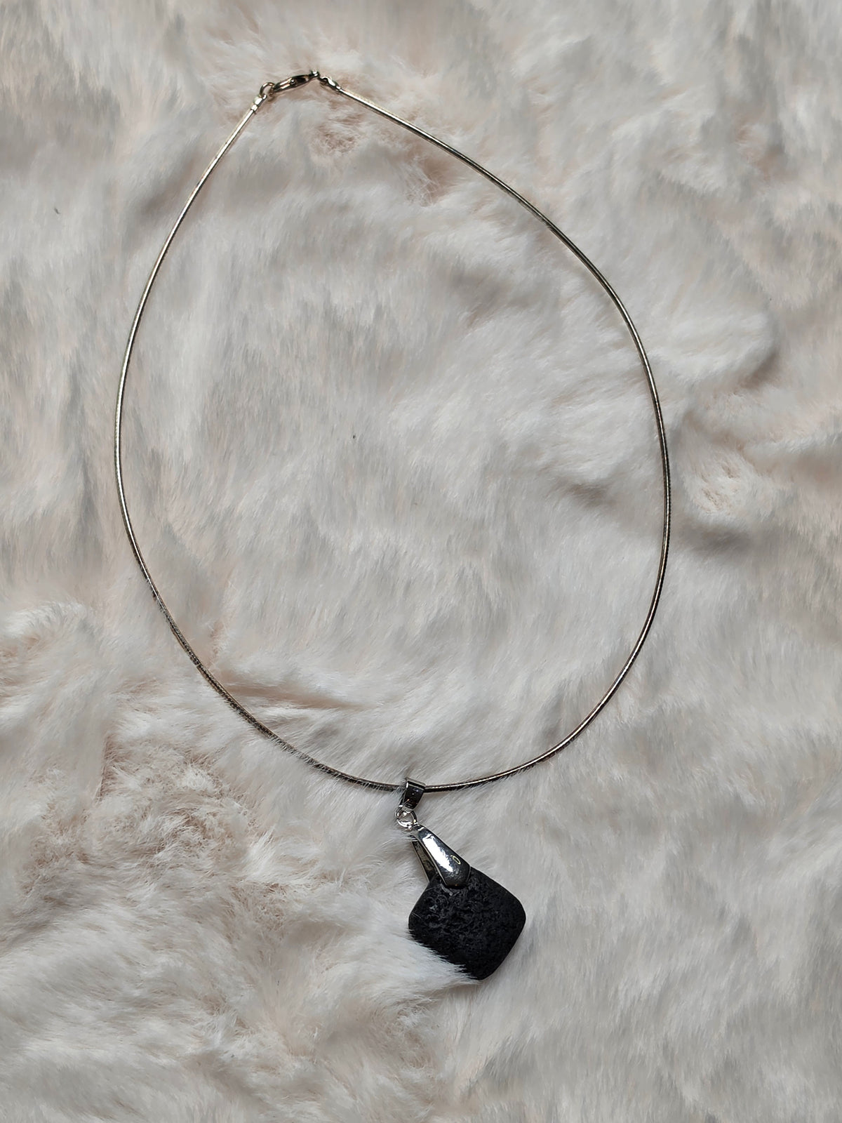 Collier diffuseur d’huiles essentielles en pierre volcanique (collection entre terre et verre)