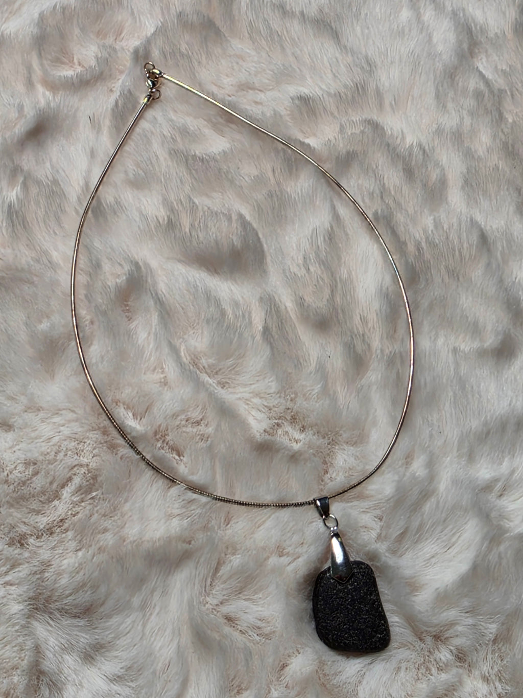 Collier diffuseur d’huiles essentielles en pierre volcanique (collection entre Terre et Feu)