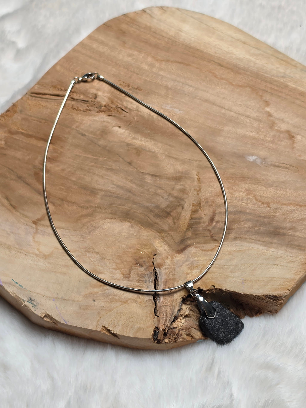 Collier diffuseur d’huiles essentielles en pierre volcanique (collection entre Terre et Feu)