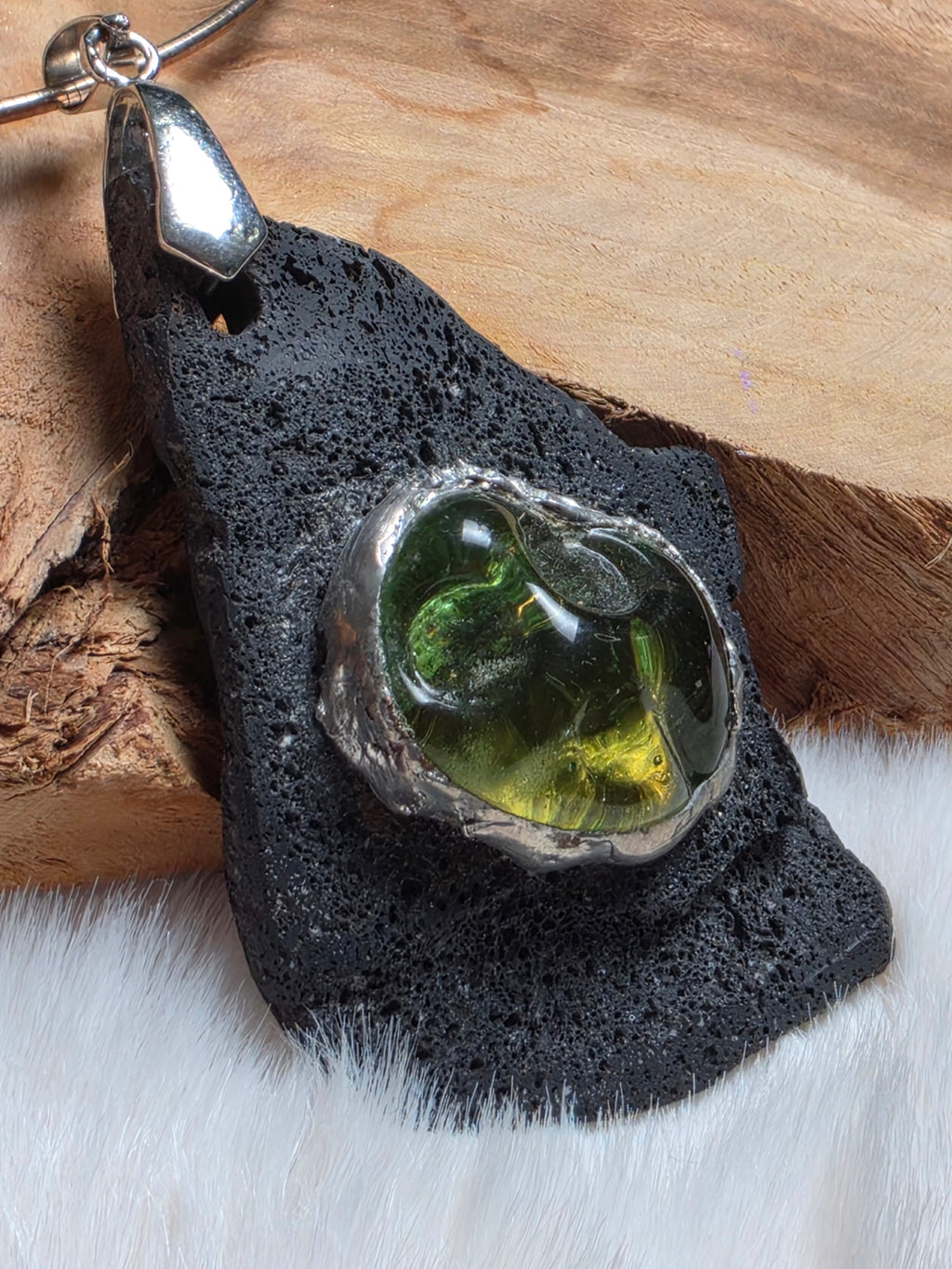 Collier « Météorite » en pierre de lave et cabochon en verre (collection entre terre et verre)