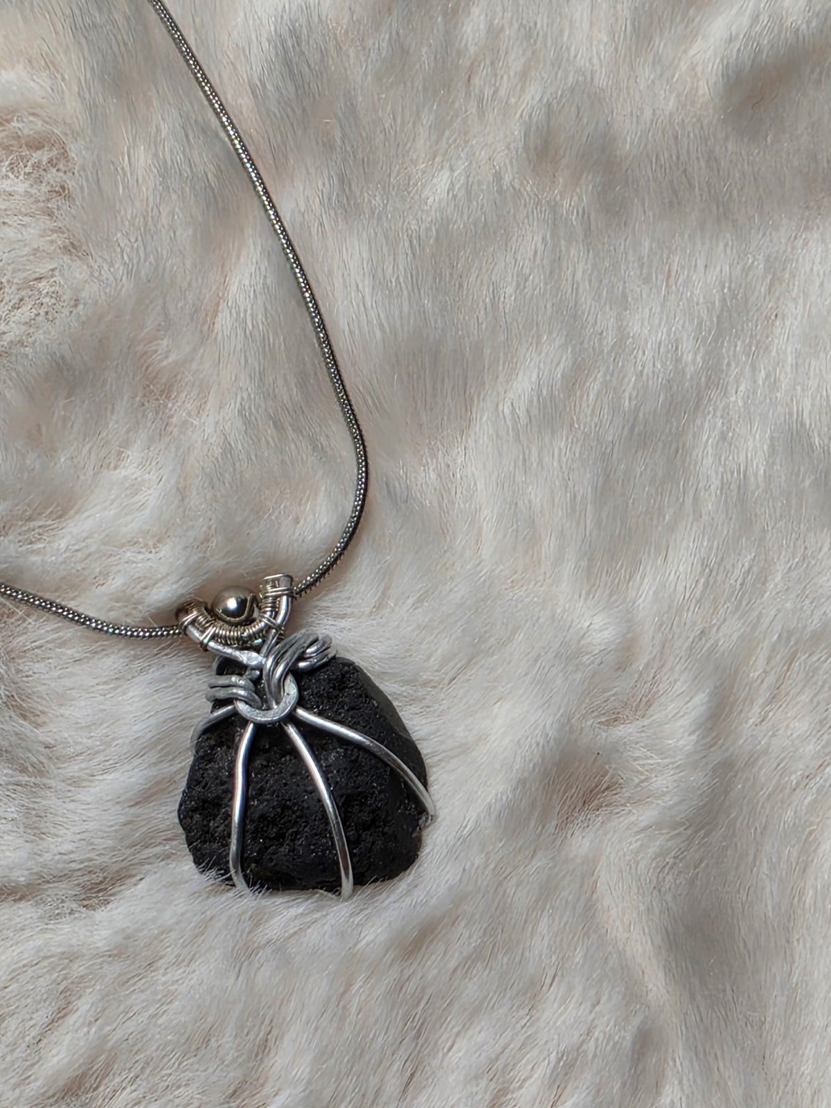 Collier diffuseur d’huiles essentielles en pierre volcanique (collection entre terre et verre)