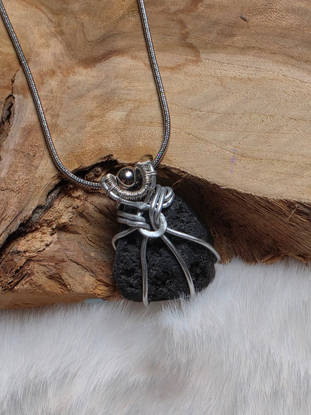 Collier diffuseur d’huiles essentielles en pierre volcanique (collection entre terre et verre)