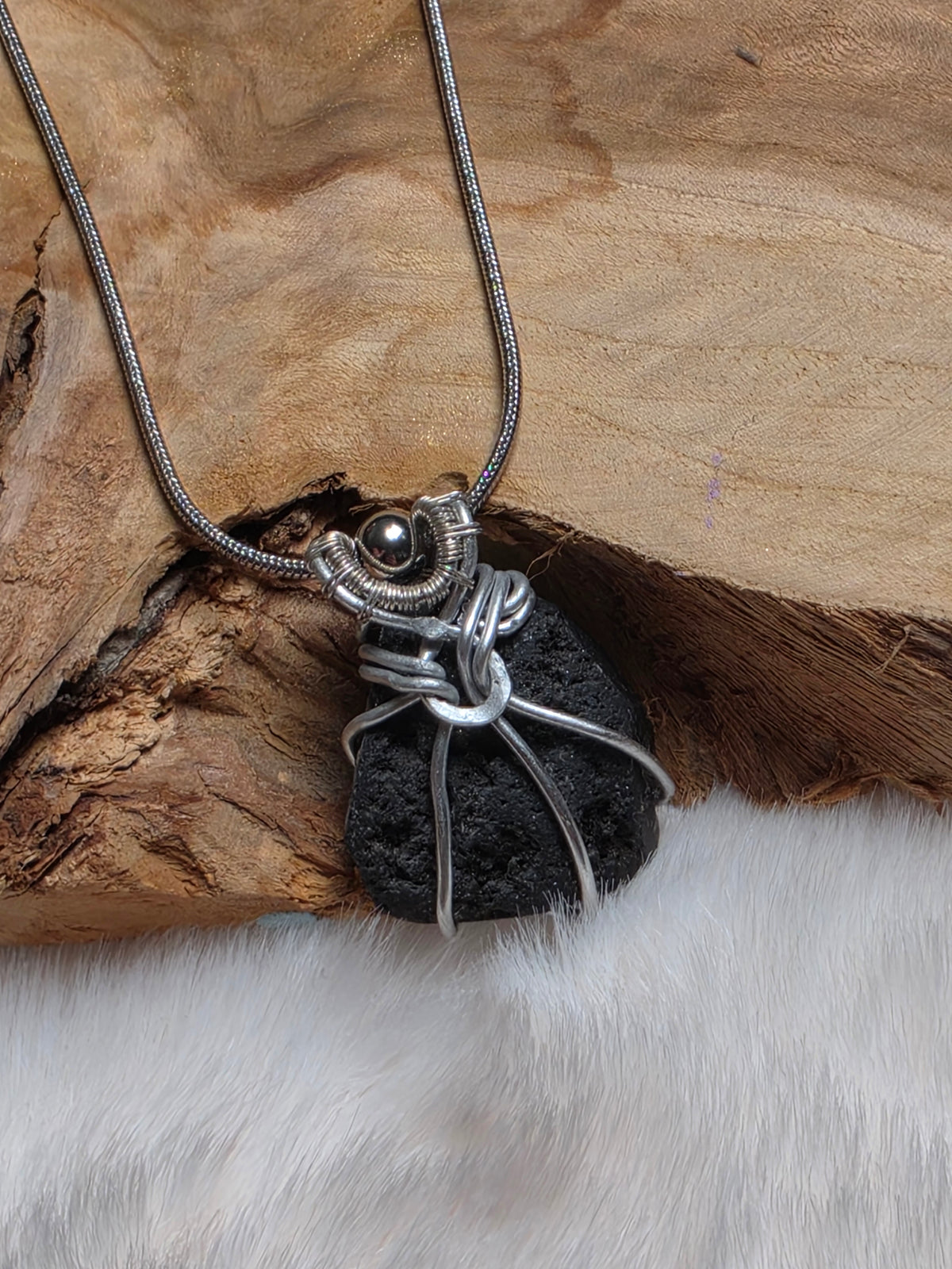 Collier diffuseur d’huiles essentielles en pierre volcanique (collection entre terre et verre)