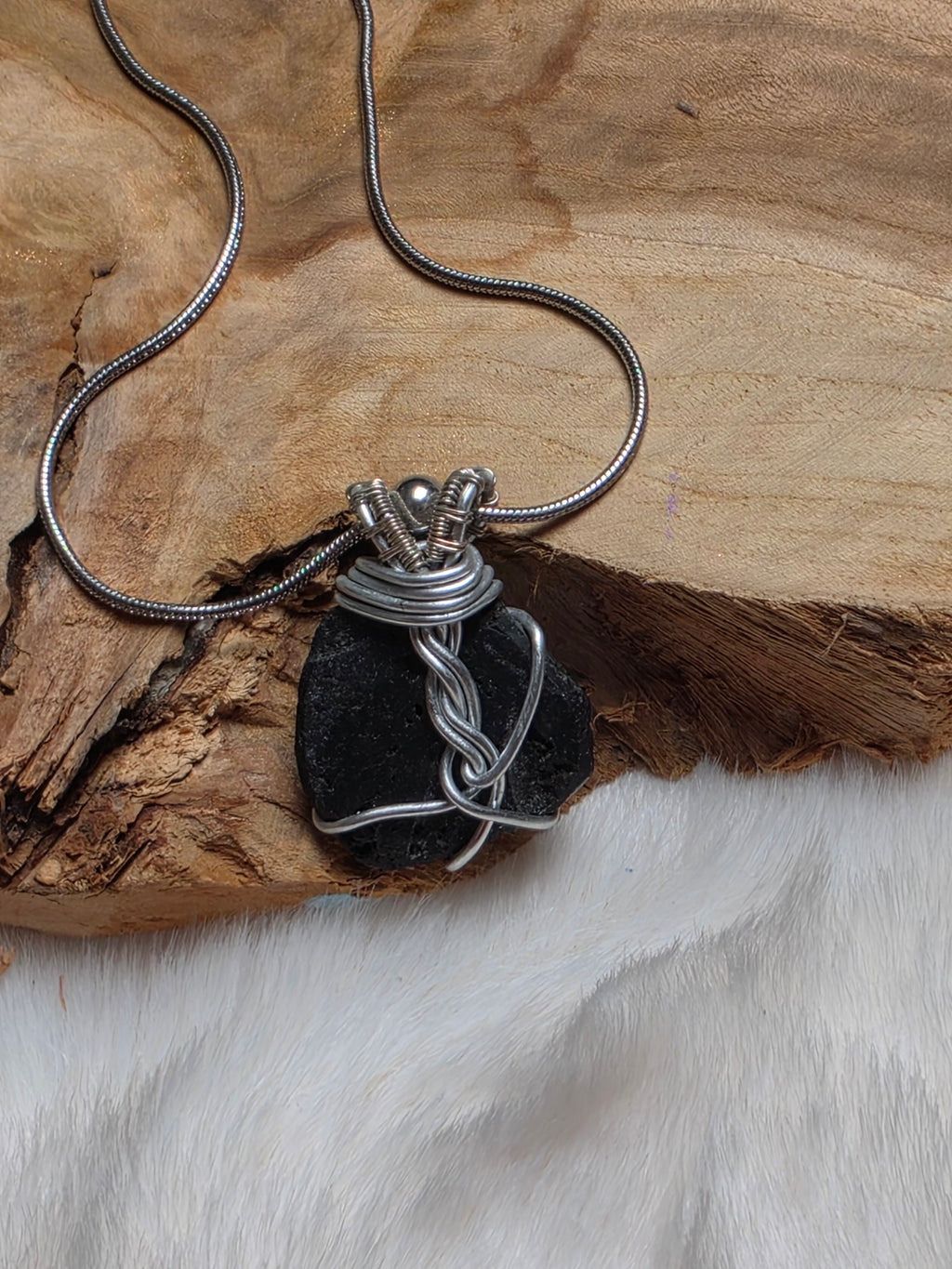 Collier diffuseur d’huiles essentielles en pierre volcanique (collection entre terre et verre)