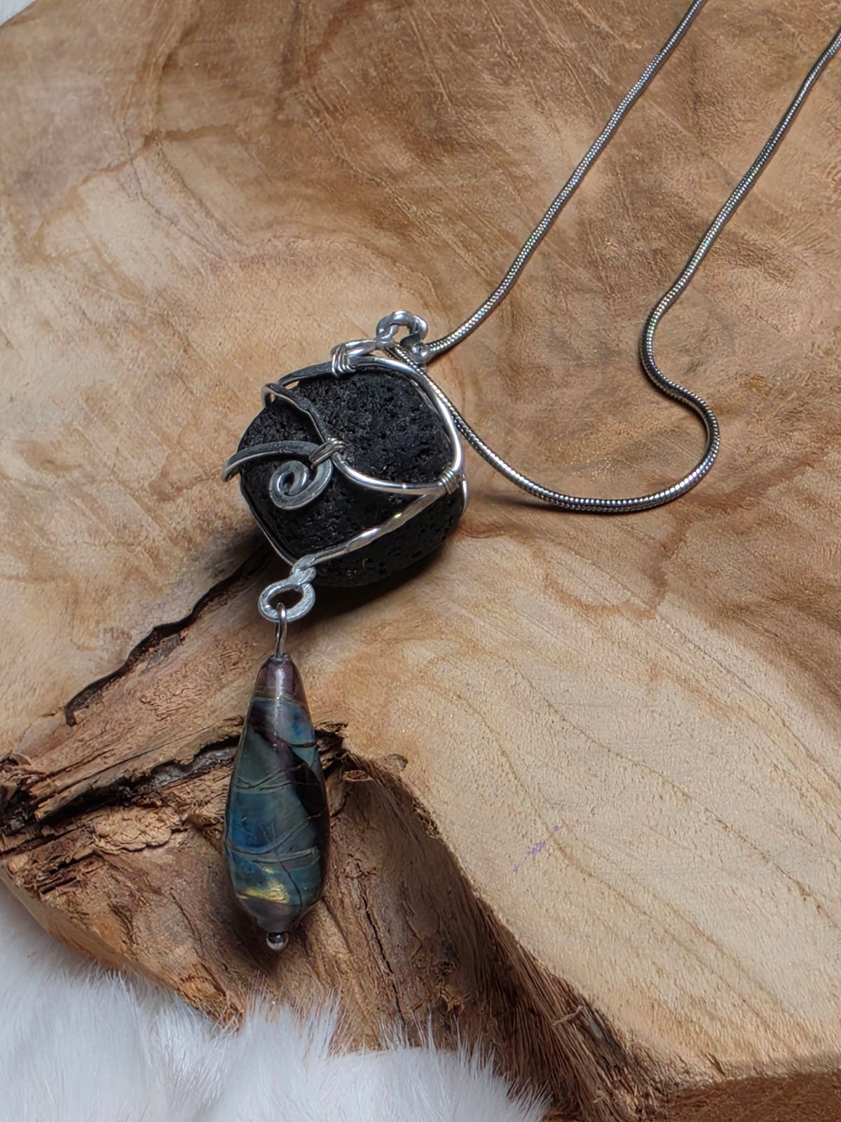 Collier diffuseur d’huiles essentielles en pierre volcanique (collection entre terre et verre)