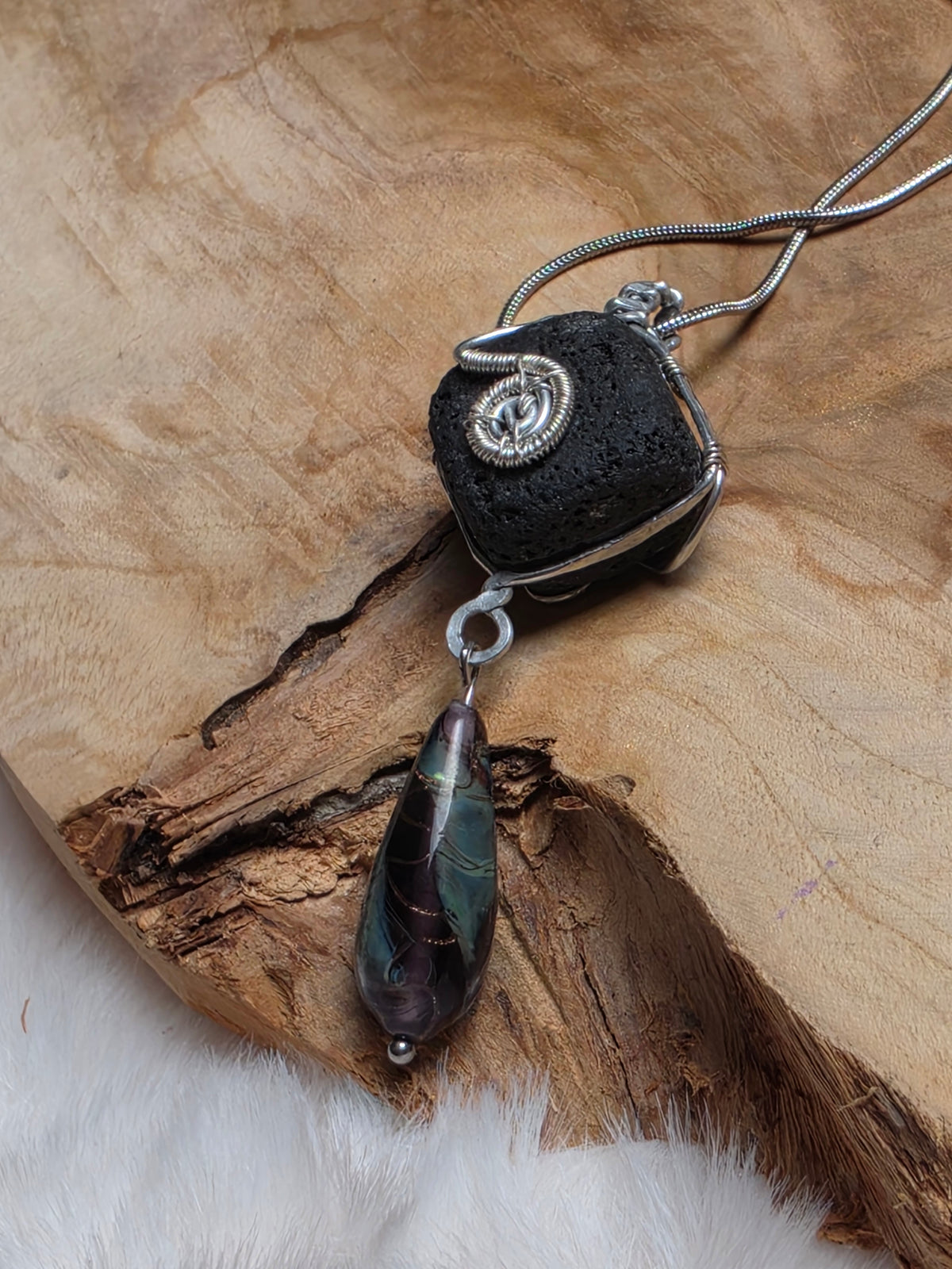 Collier diffuseur d’huiles essentielles en pierre volcanique (collection entre terre et verre)