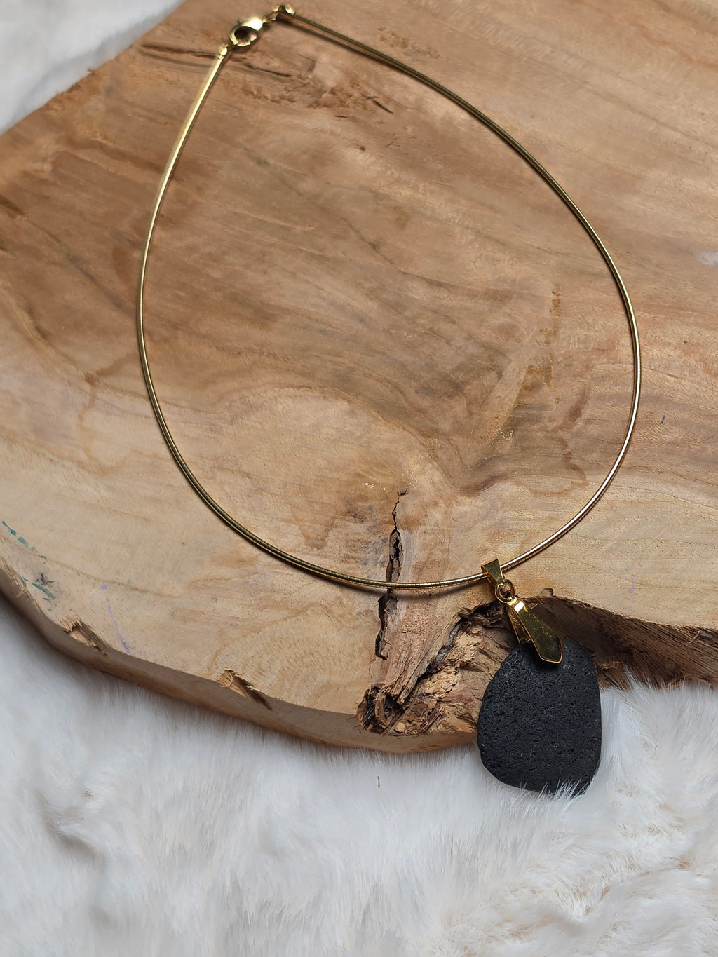 Collier diffuseur d’huiles essentielles en pierre volcanique (collection entre Terre et Feu)