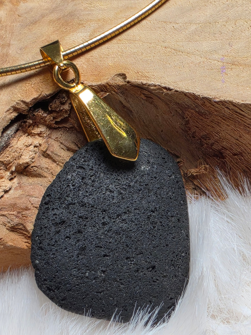 Collier diffuseur d’huiles essentielles en pierre volcanique (collection entre Terre et Feu)