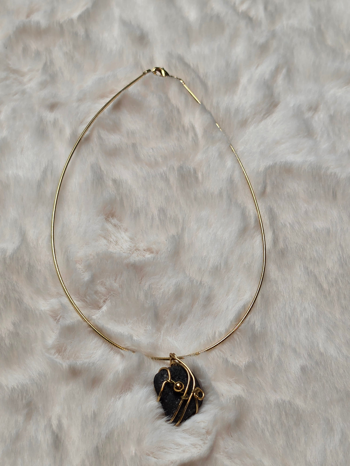 Collier diffuseur d’huiles essentielles en pierre volcanique (collection entre terre et verre)