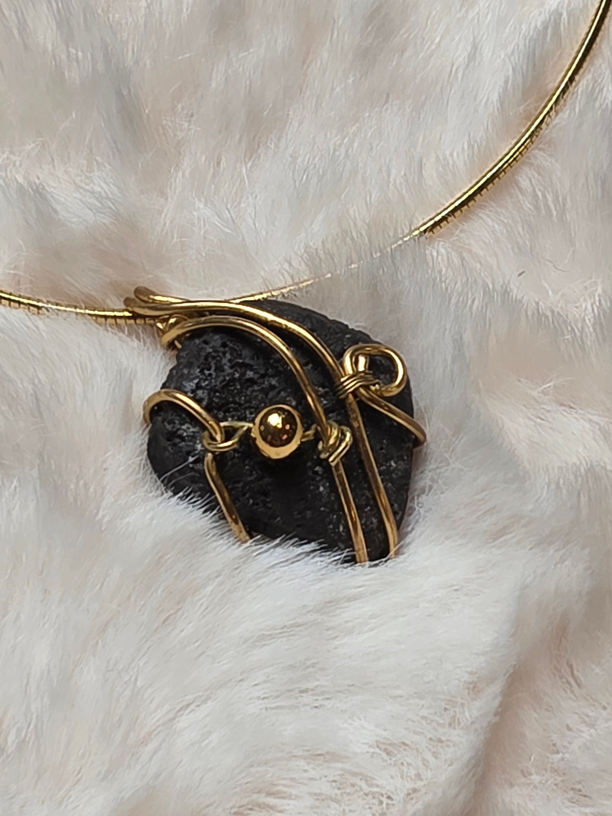 Collier diffuseur d’huiles essentielles en pierre volcanique (collection entre terre et verre)