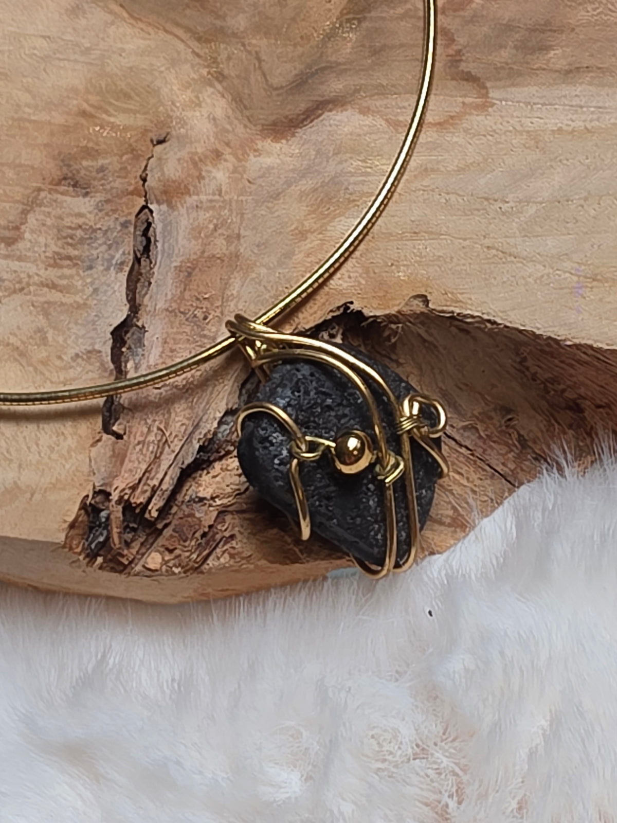 Collier diffuseur d’huiles essentielles en pierre volcanique (collection entre terre et verre)