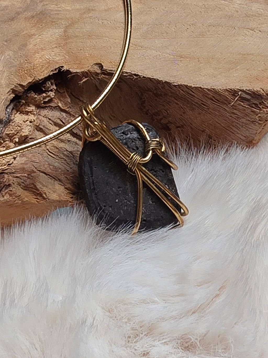 Collier diffuseur d’huiles essentielles en pierre volcanique (collection entre terre et verre)