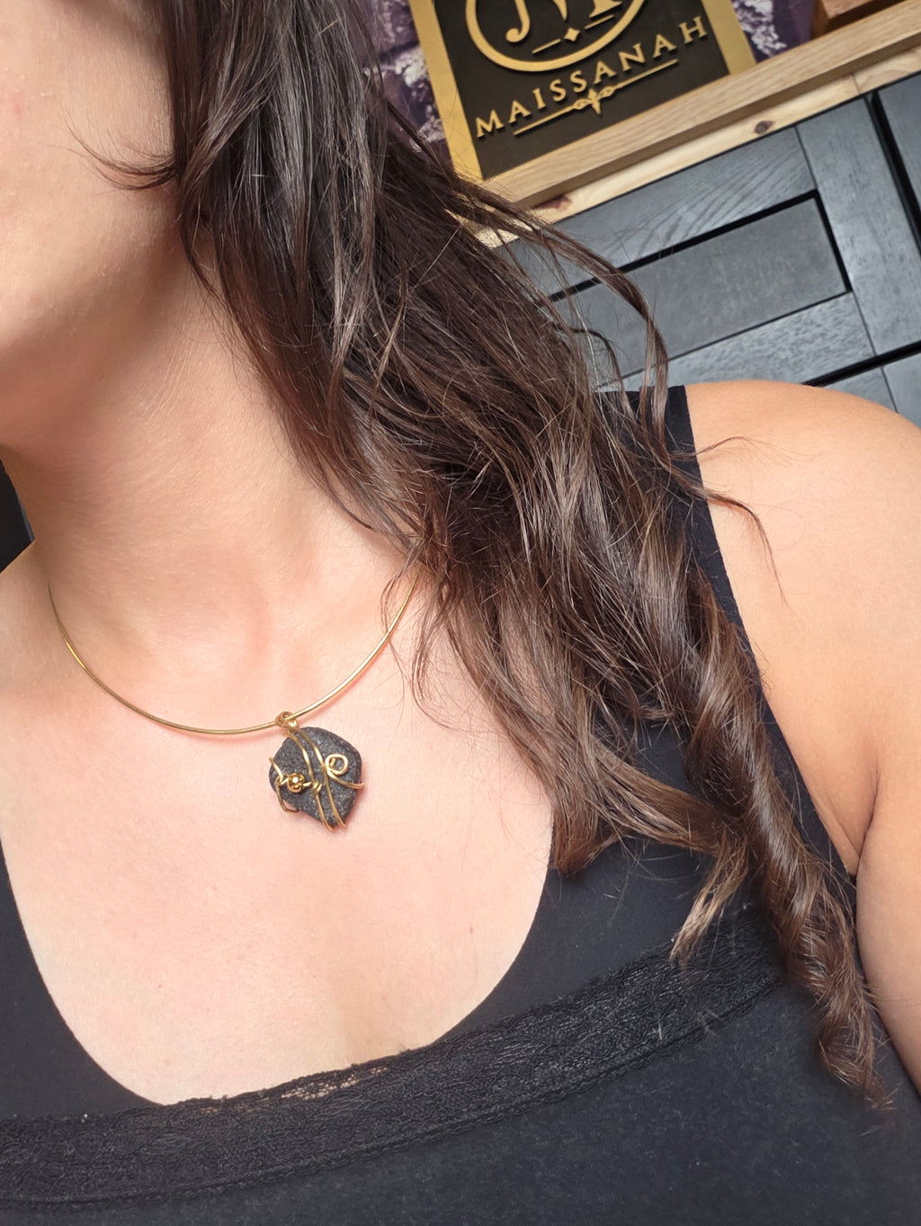 Collier diffuseur d’huiles essentielles en pierre volcanique (collection entre terre et verre)