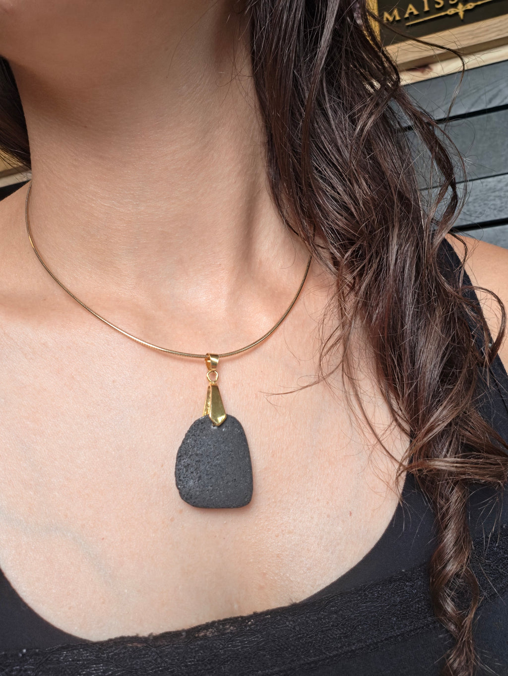 Collier diffuseur d’huiles essentielles en pierre volcanique (collection entre Terre et Feu)