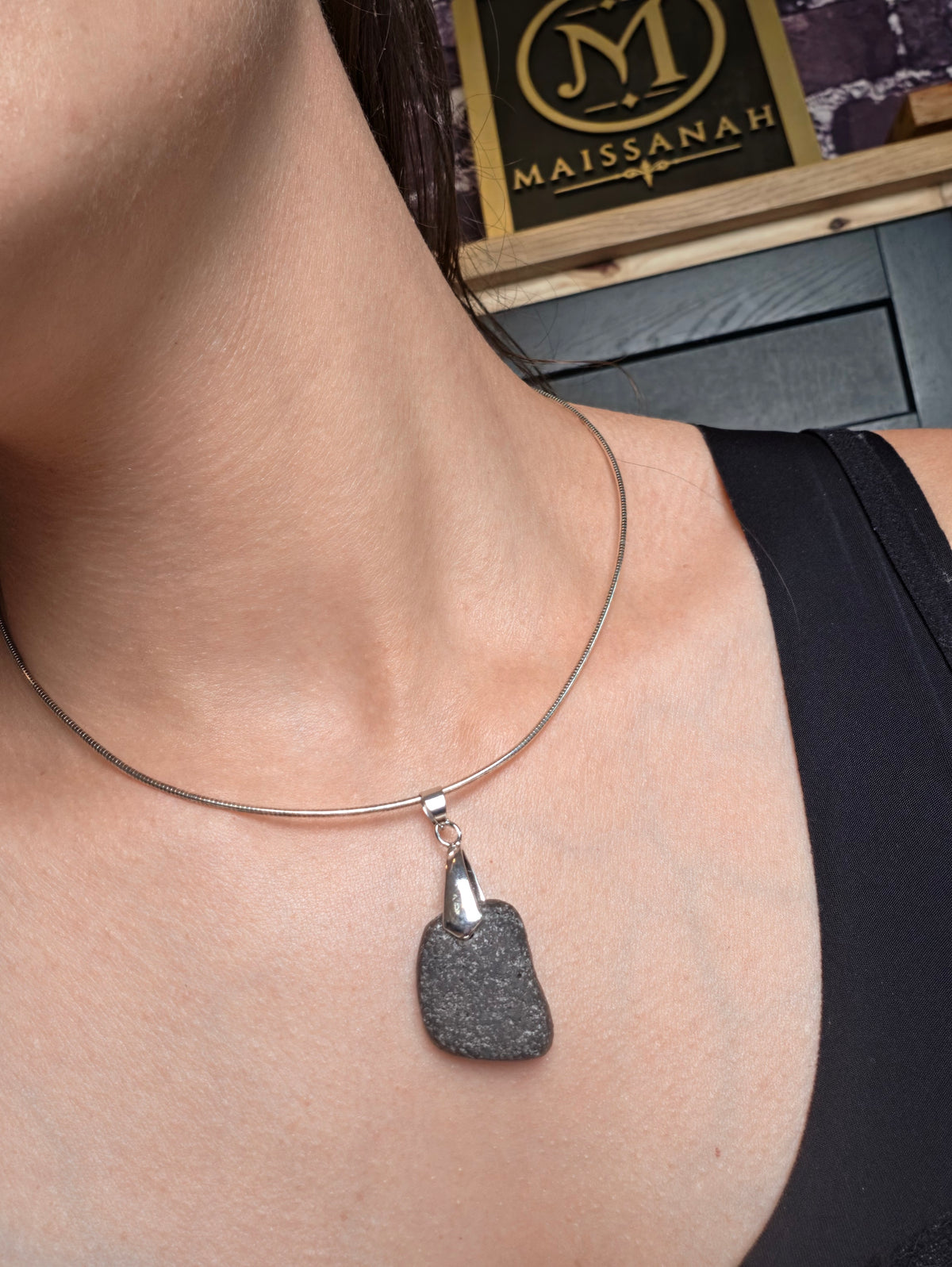 Collier diffuseur d’huiles essentielles en pierre volcanique (collection entre Terre et Feu)