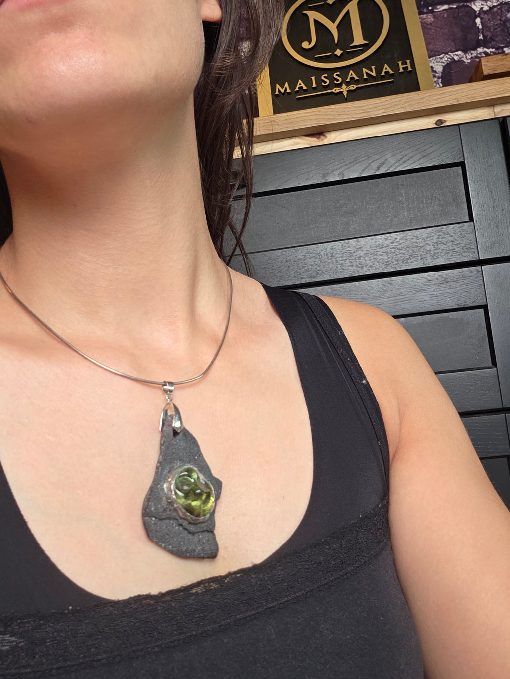 Collier « Météorite » en pierre de lave et cabochon en verre (collection entre terre et verre)
