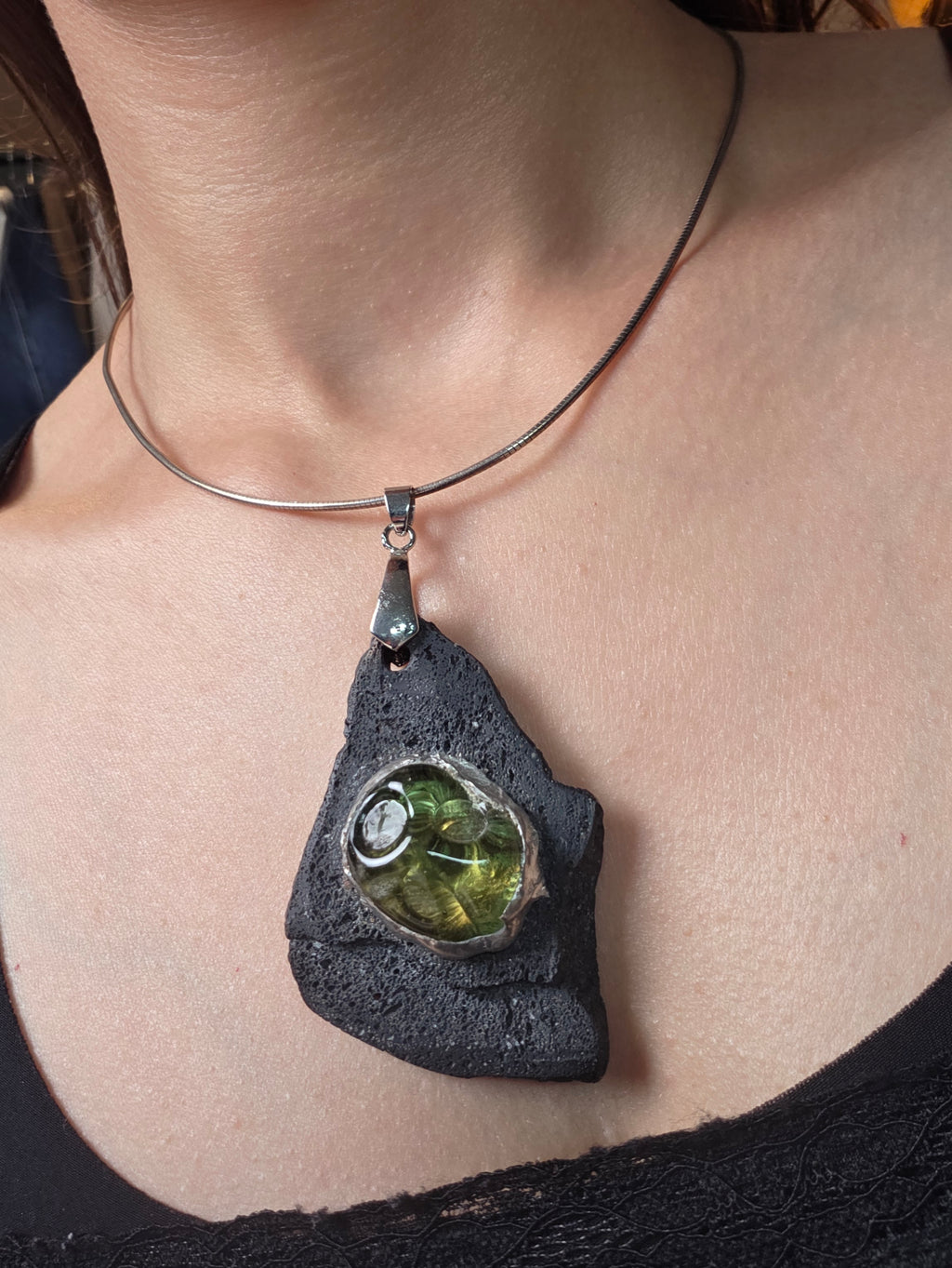 Collier « Météorite » en pierre de lave et cabochon en verre (collection entre terre et verre)