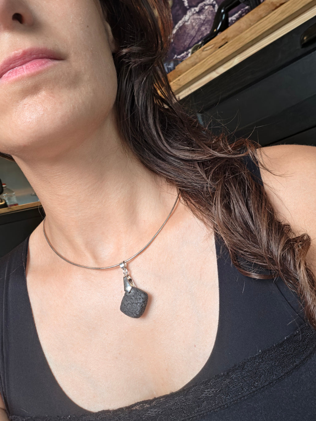 Collier diffuseur d’huiles essentielles en pierre volcanique (collection entre terre et verre)