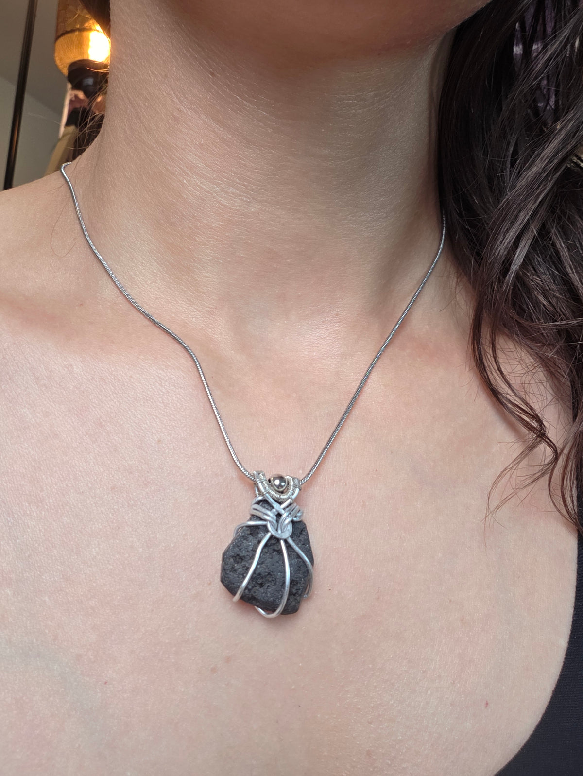 Collier diffuseur d’huiles essentielles en pierre volcanique (collection entre terre et verre)