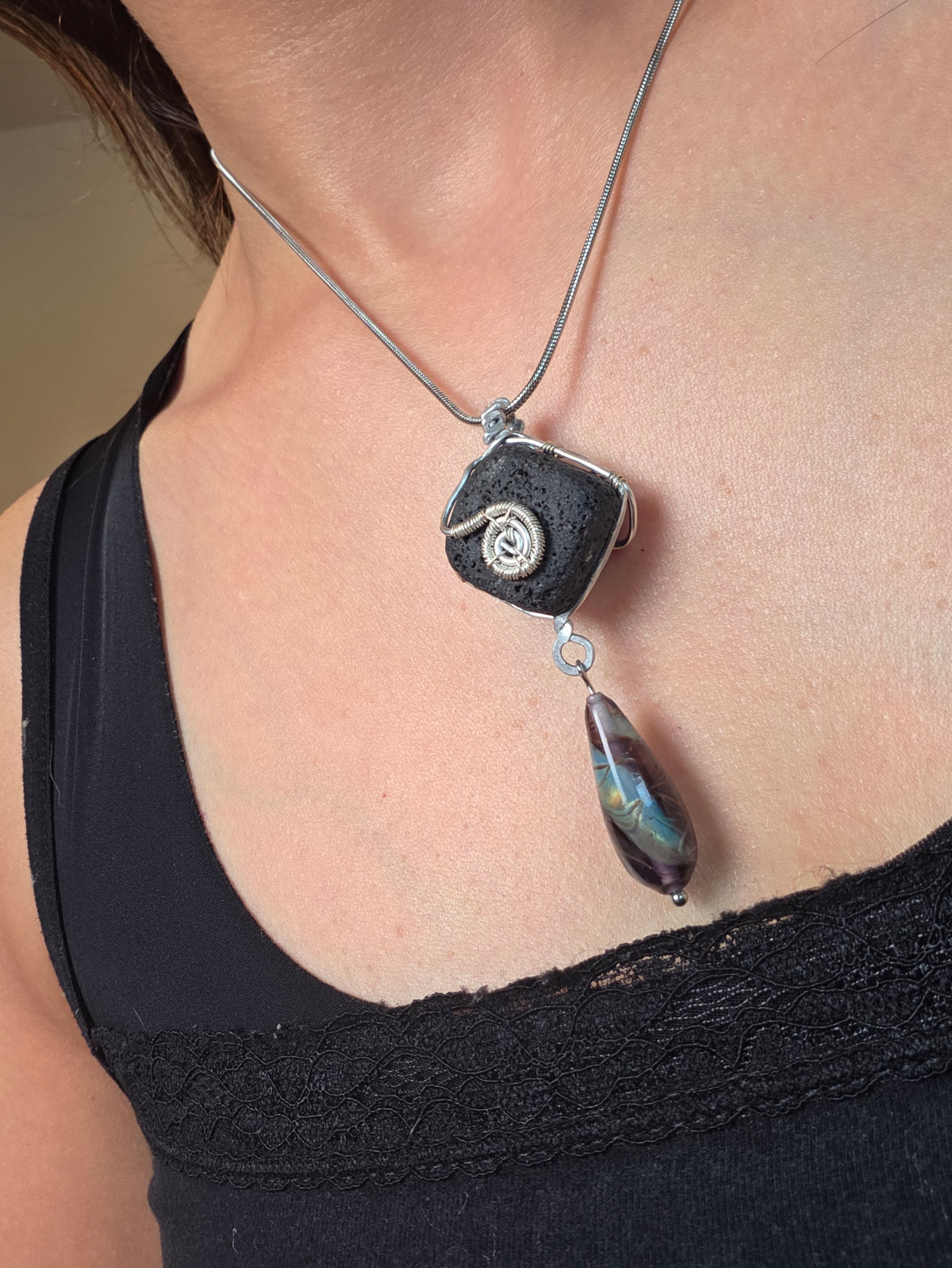 Collier diffuseur d’huiles essentielles en pierre volcanique (collection entre terre et verre)