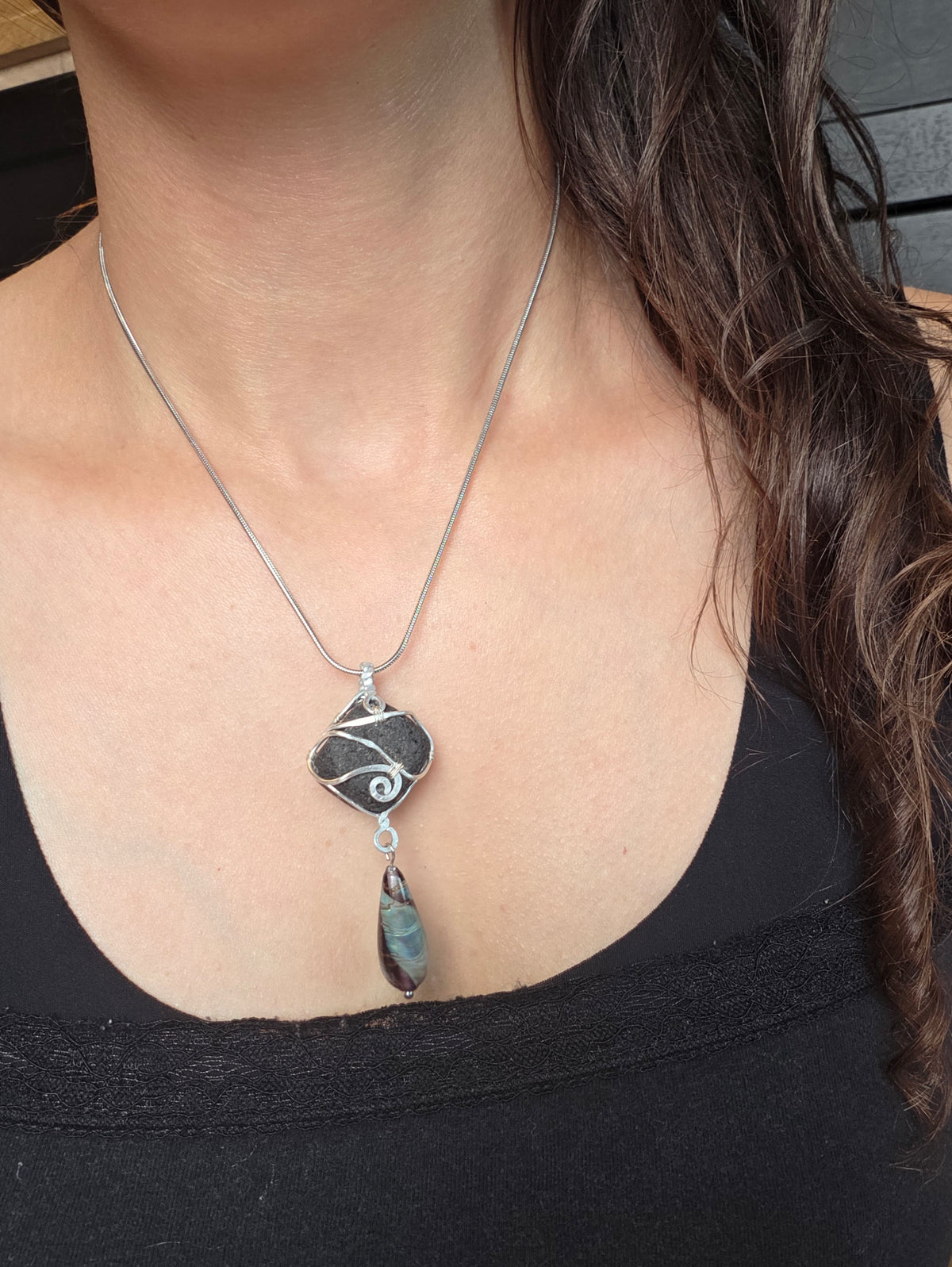 Collier diffuseur d’huiles essentielles en pierre volcanique (collection entre terre et verre)