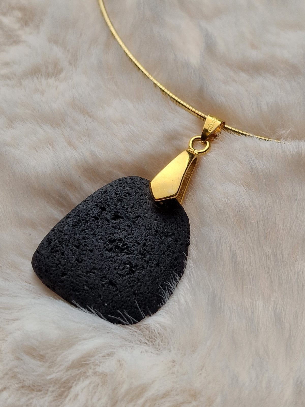 Collier diffuseur d’huiles essentielles en pierre volcanique (collection entre Terre et Feu)