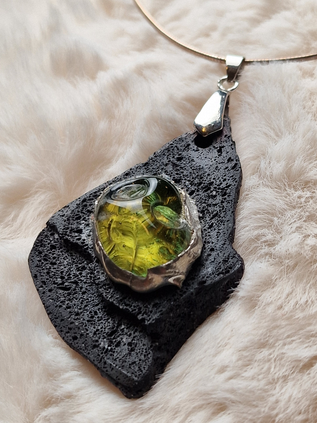 Collier « Météorite » en pierre de lave et cabochon en verre (collection entre terre et verre)