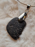 Collier diffuseur d’huiles essentielles en pierre volcanique (collection entre Terre et Feu)