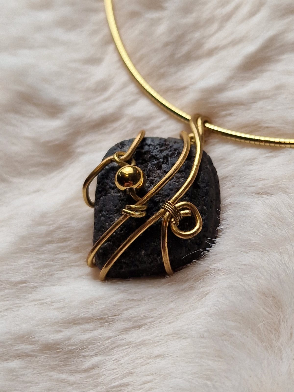 Collier diffuseur d’huiles essentielles en pierre volcanique (collection entre terre et verre)