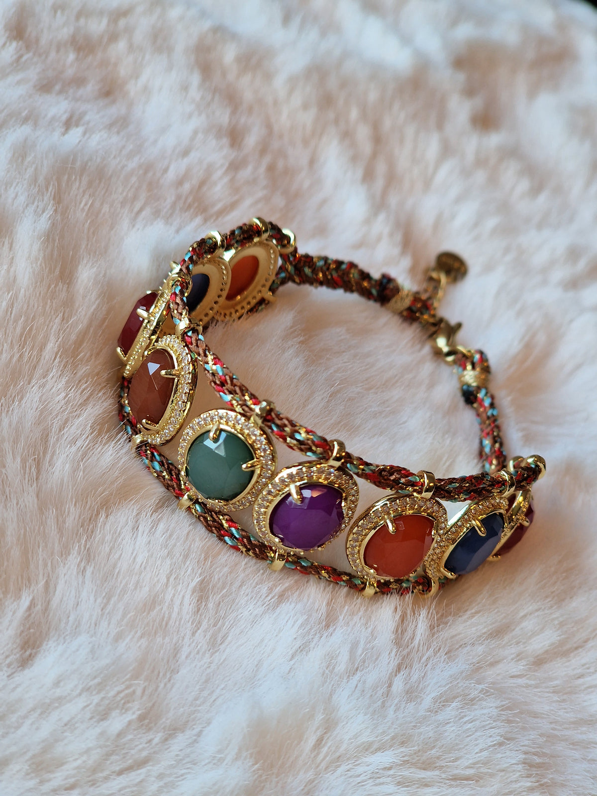 Bracelet Bohème cordon multicolore à cabochons dorés