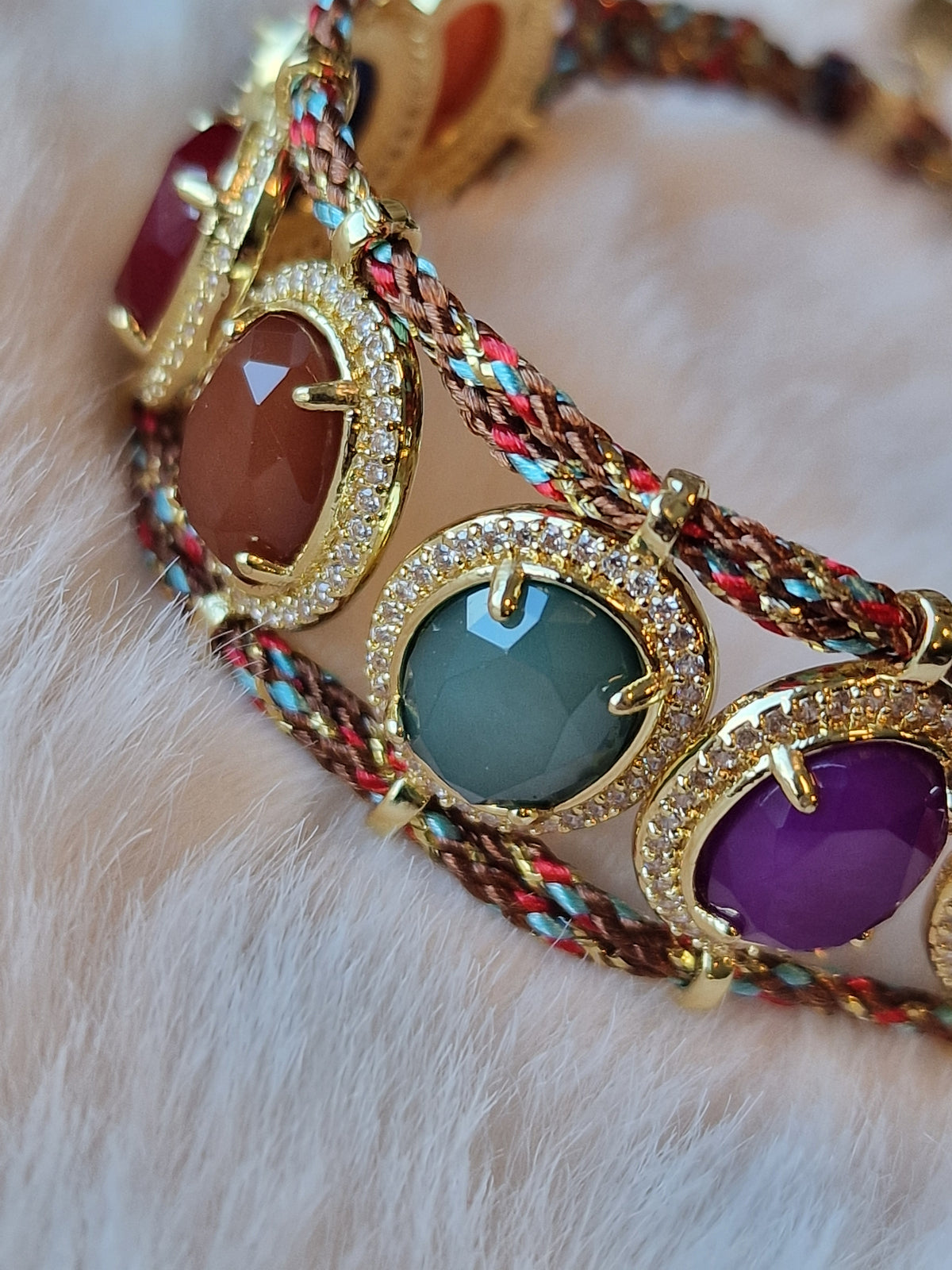 Bracelet Bohème cordon multicolore à cabochons dorés