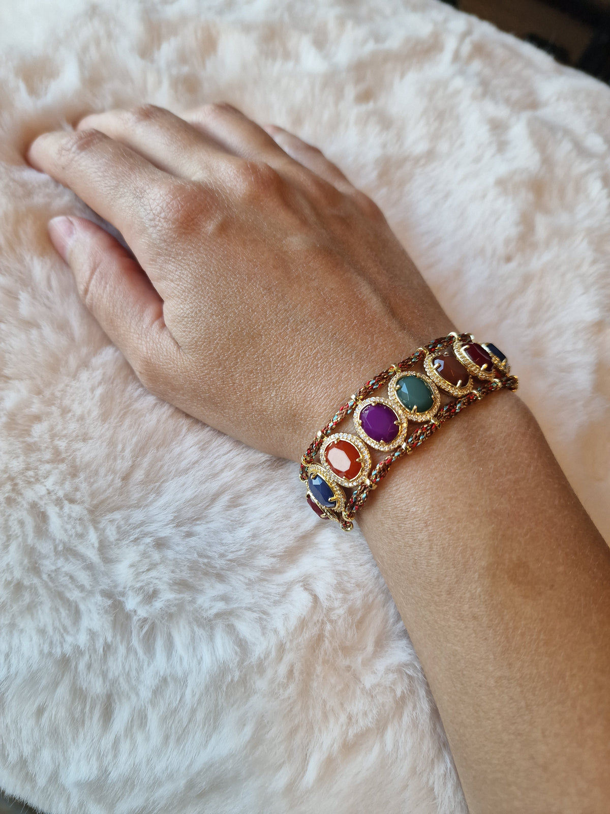 Bracelet Bohème cordon multicolore à cabochons dorés