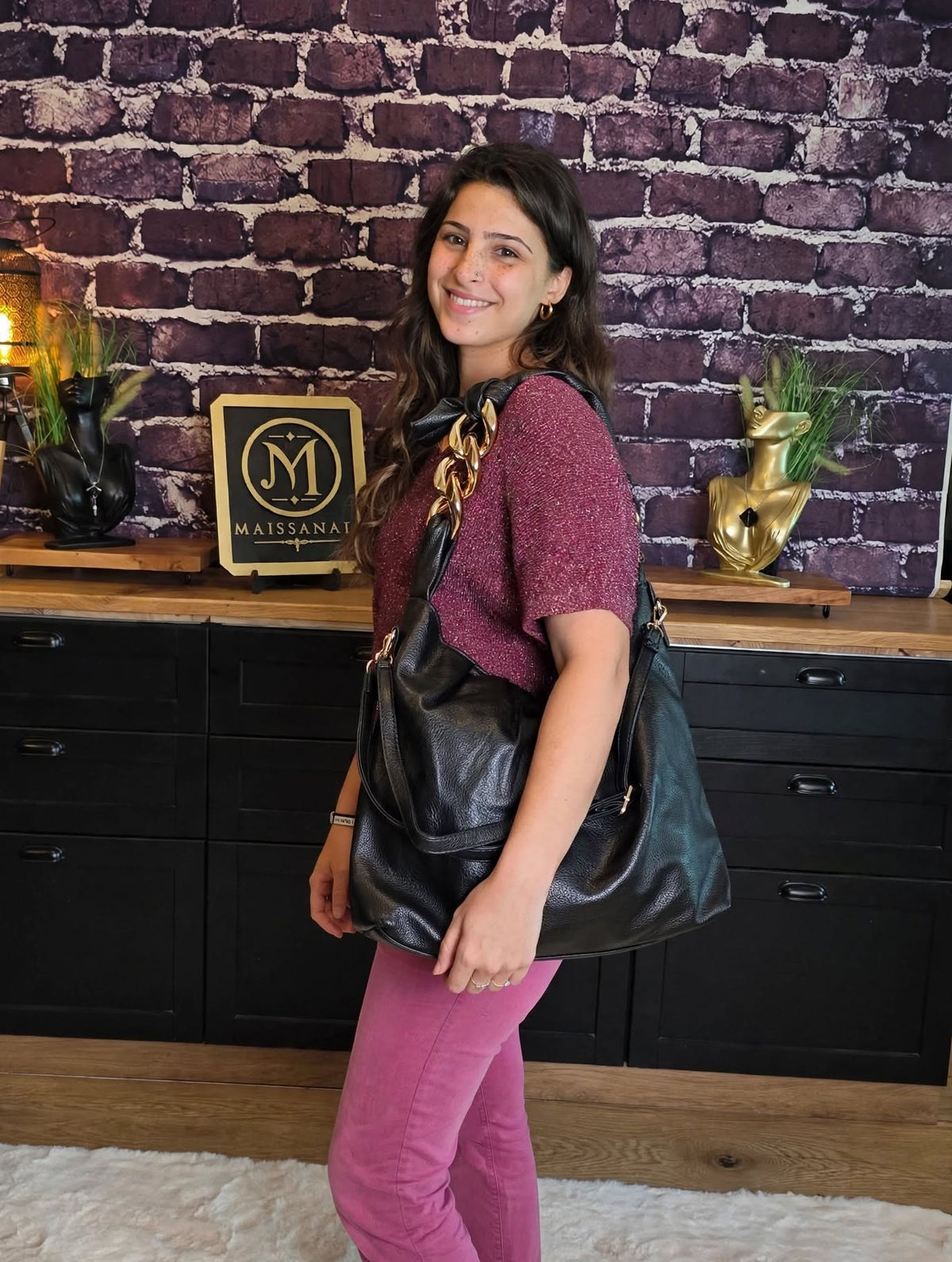 Sac à épaule en simili cuir noir avec détail chaîne dorée