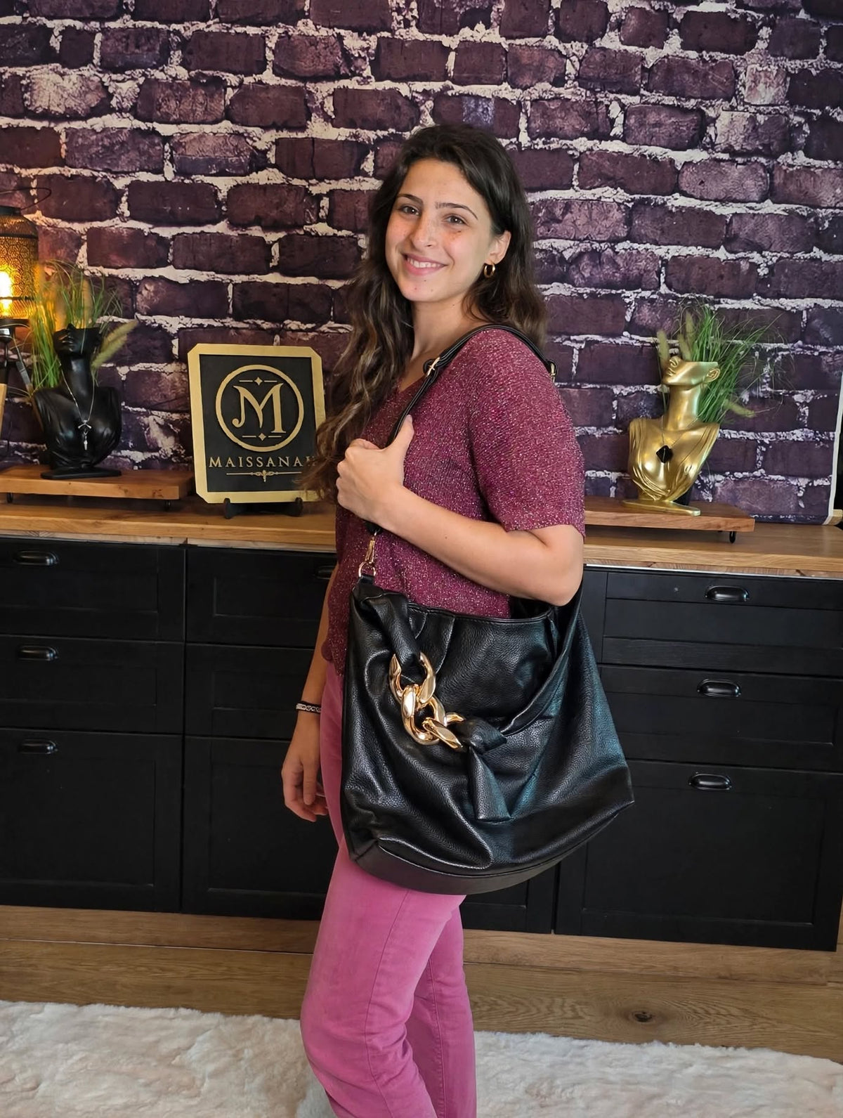 Sac à épaule en simili cuir noir avec détail chaîne dorée