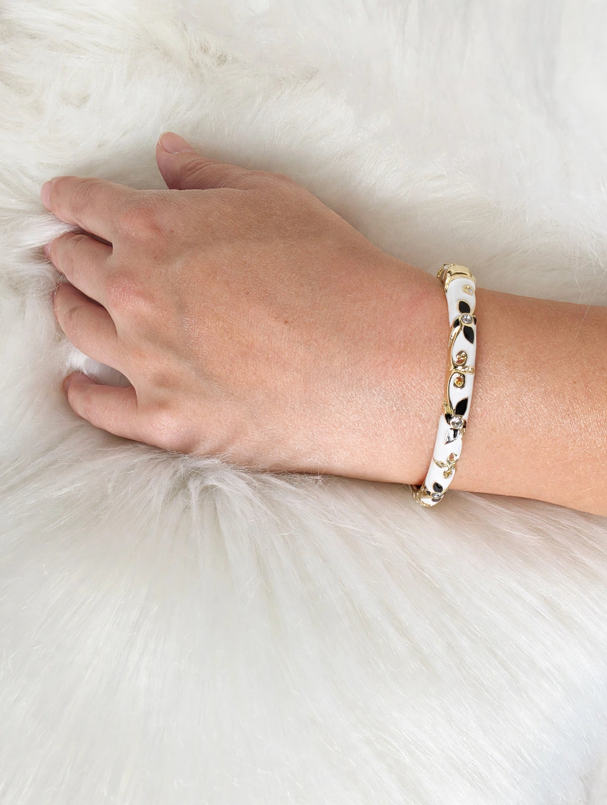 Bracelet Jonc laiton verni, Émail Fleuri (blanc, noir)